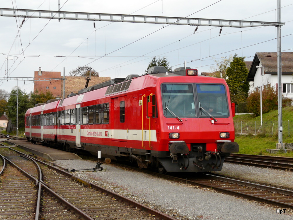 CJ - Regio nach Porrentuy mit dem Triebwagen RBDe4/4 560 141-1 und Steuerwagen Bt 55 85 29-34 941-1 im Bahnhof von Bonfol am 30.10.2010