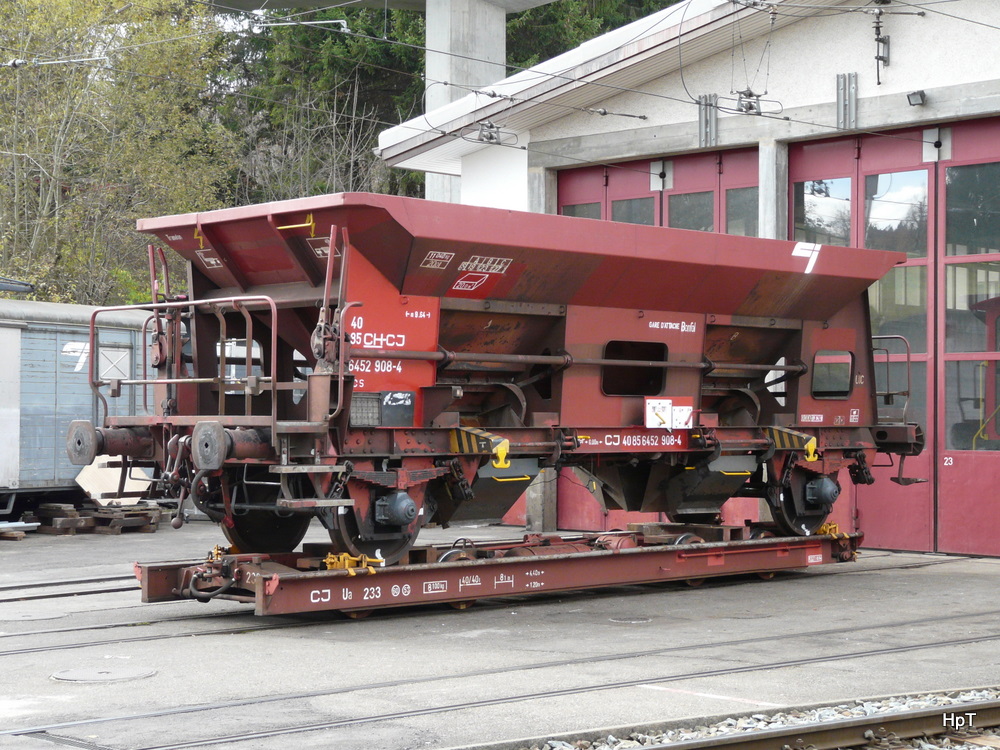 CJ - Schmalspur Rollschemel Ua 233 beladen mit Normalspur Dienstwagen Xs 40 85 645 2 908-4 vor dem Depot in Trmelan am 30.10.2010
