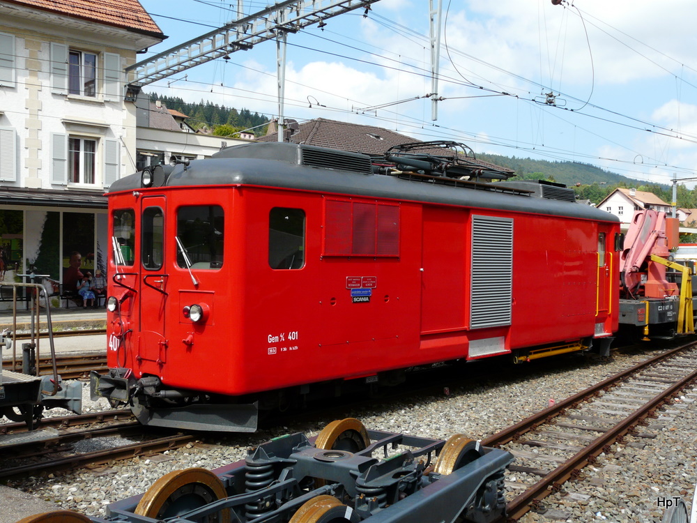 CJ - Umgebaute Gepcklok  Gem 4/4 401 im Bahnhofsareal in Tramelan am 01.08.2011