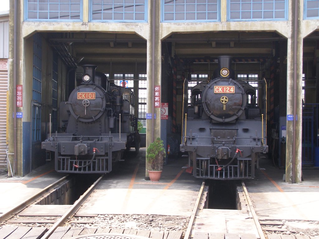 CK101 und CK124 2-6-2T Dampflokomotive Standort:  ChangHua Eisenbahn-Museum / Taiwan (30.05.2009) 2405’08.32  N, 12032’24.49  E.
Beide Lokomotiven sind im aktiven Dienst.