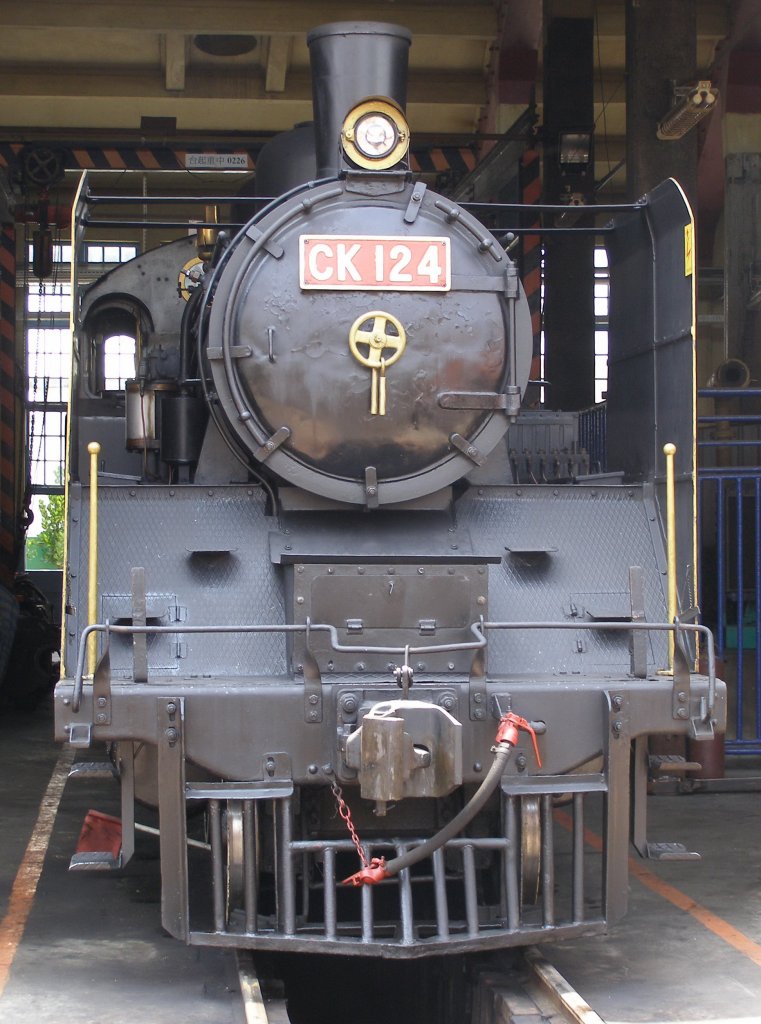 CK124 2-6-2T Dampflokomotive Standort: ChangHua Eisenbahn-Museum / Taiwan (30.05.2009) 2405’08.44  N, 12032’24.58  E. Dieser Lokomotiven-ist im aktiven Dienst.
