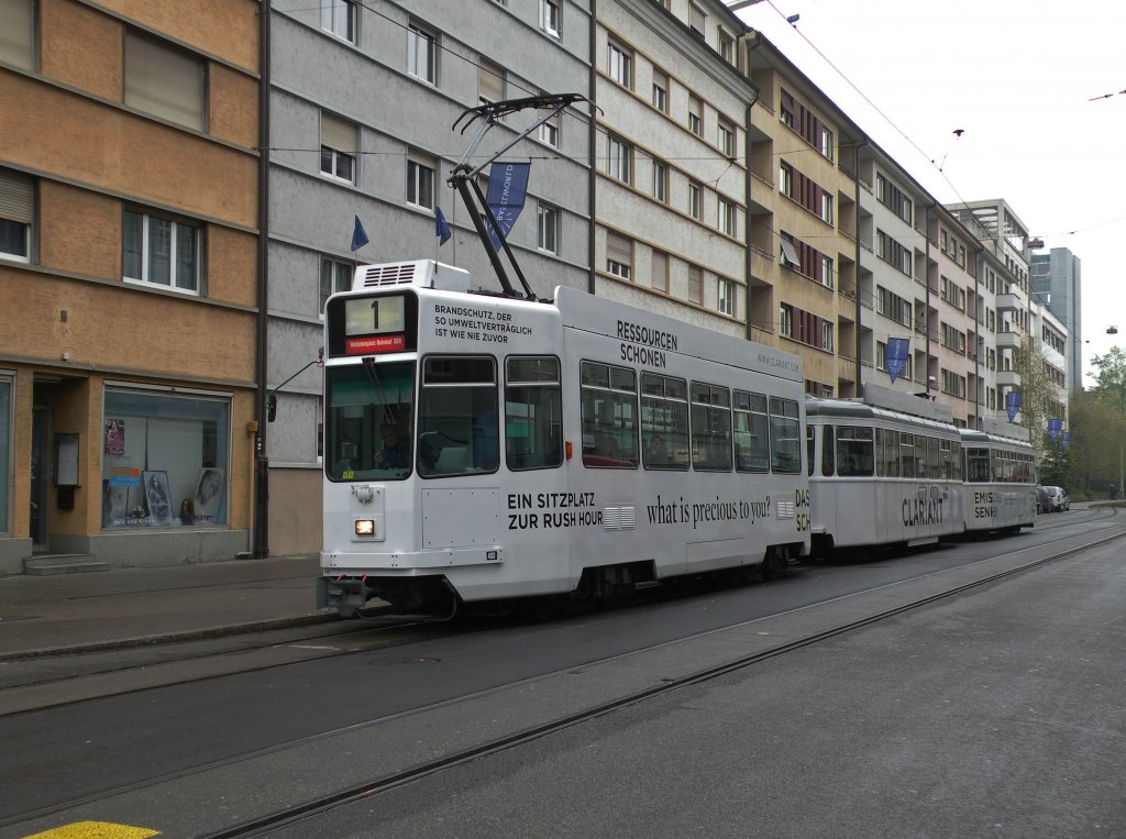 Clariant Dreiwagenzug auf der Linie 1 an der Haltestelle Gewerbeschule. Die Aufnahme stammt vom 30.04.2013.