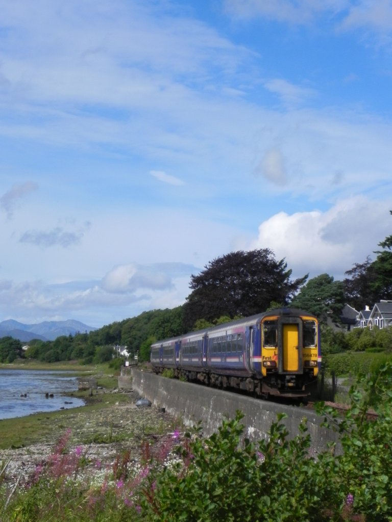 Class 156 Triebzug der Scotrail am 19.08.2011 auf der West Highland Line am Loch Eil zwischen den Haltepunkten Loch Eil Outward Bound und Corpach in Richtung Fort William.
