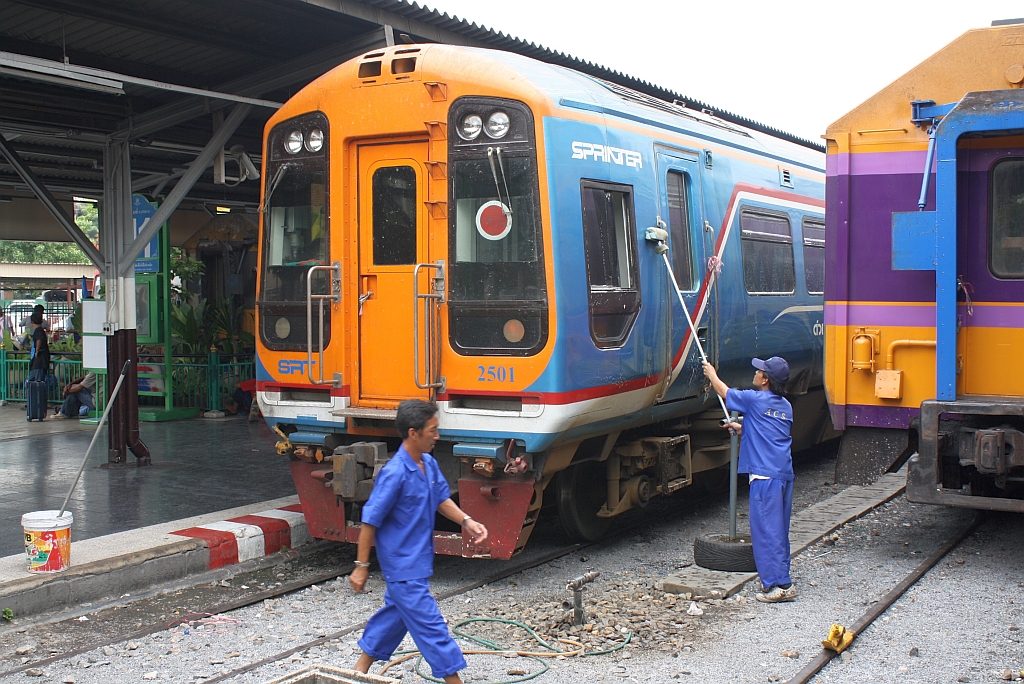 Class 158 Express Sprinter 2501 bekommt am 16.Mai 2012 vor der Abfahrt im Bf. Hua Lamphong noch schnell eine Aussenwsche. 

