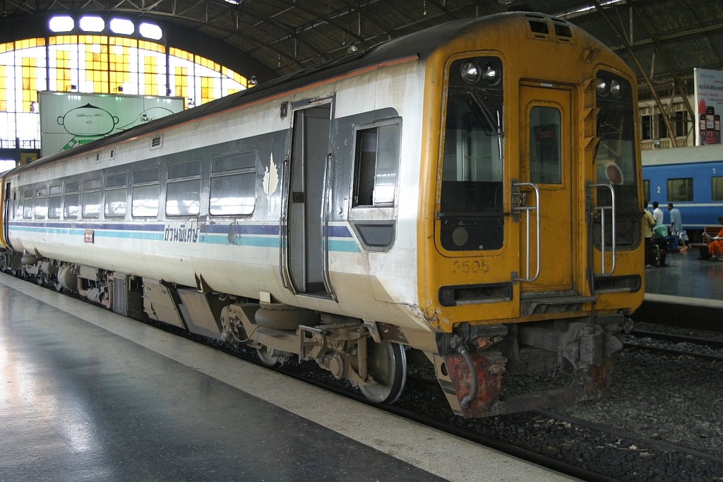 Class 158 Express Sprinter 2505 im bangkoker Bf. Hua Lamphong am 22.Mai 2007.