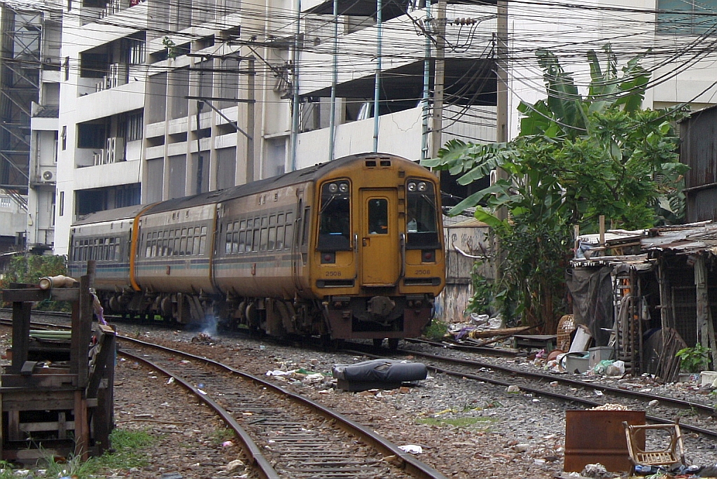 Class 158 Express Sprinter 2508 als erstes Fahrzeug des SP DRC 3 nach Sila At am 18.Mrz 2011 im Ein-/Ausfahrtsbereich des Bf. Hua Lamphong. 

