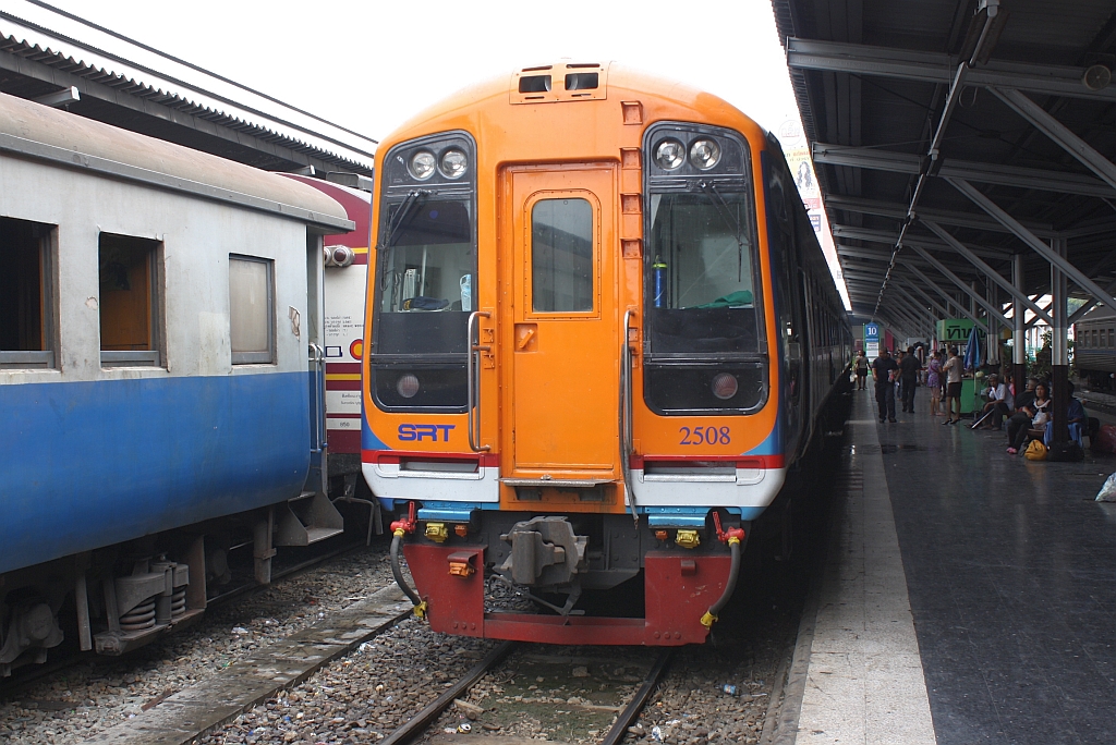 Class 158 Express Sprinter 2508 am 16.Mai 2012 vor der Abfahrt auf Gleis 10 im Bf. Hua Lamphong.