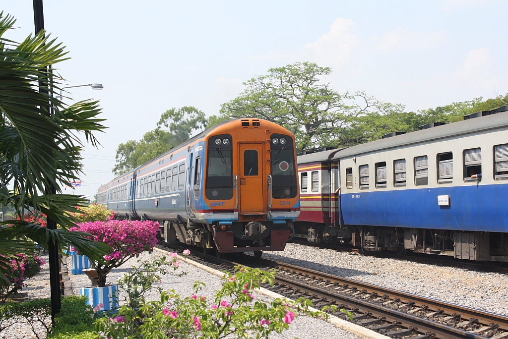Class 158 Express Sprinter 2510 am 13.Mrz 2012 als letztes Fahrzeug des SP DRC 3 bei der Durchfahrt im Bf. Huai Kaeo.