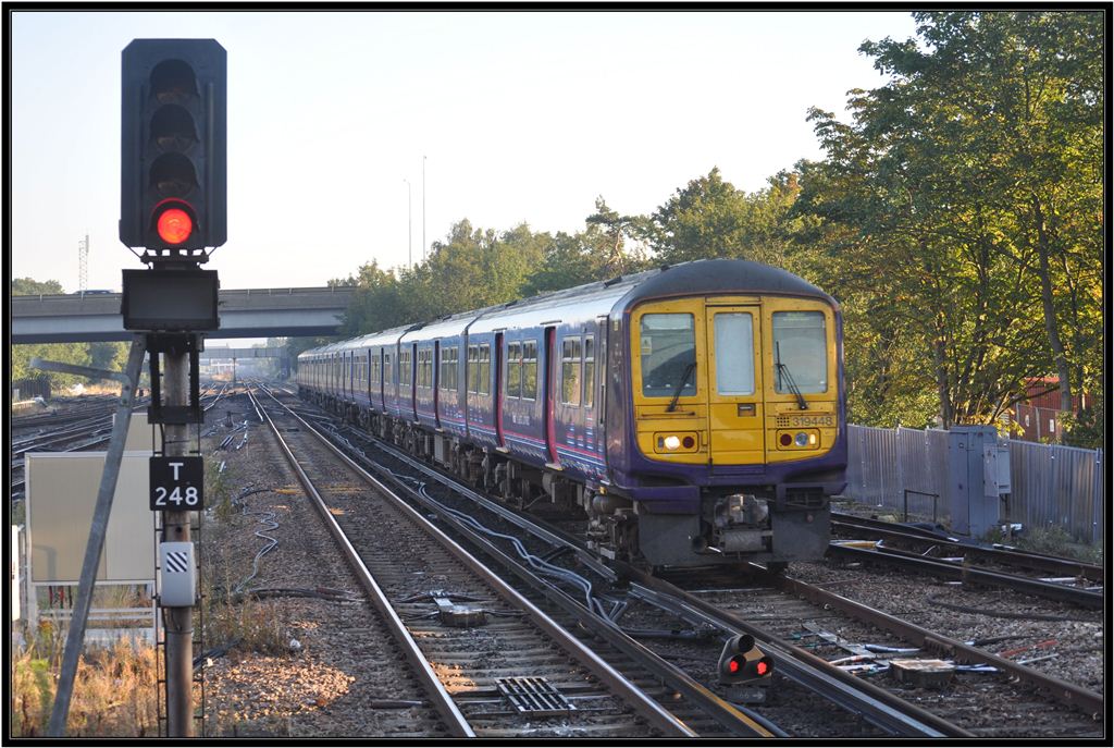 Class 319 448 von First Capital Connect fhrt in Gatwick Airport ein. (09.09.2012)
