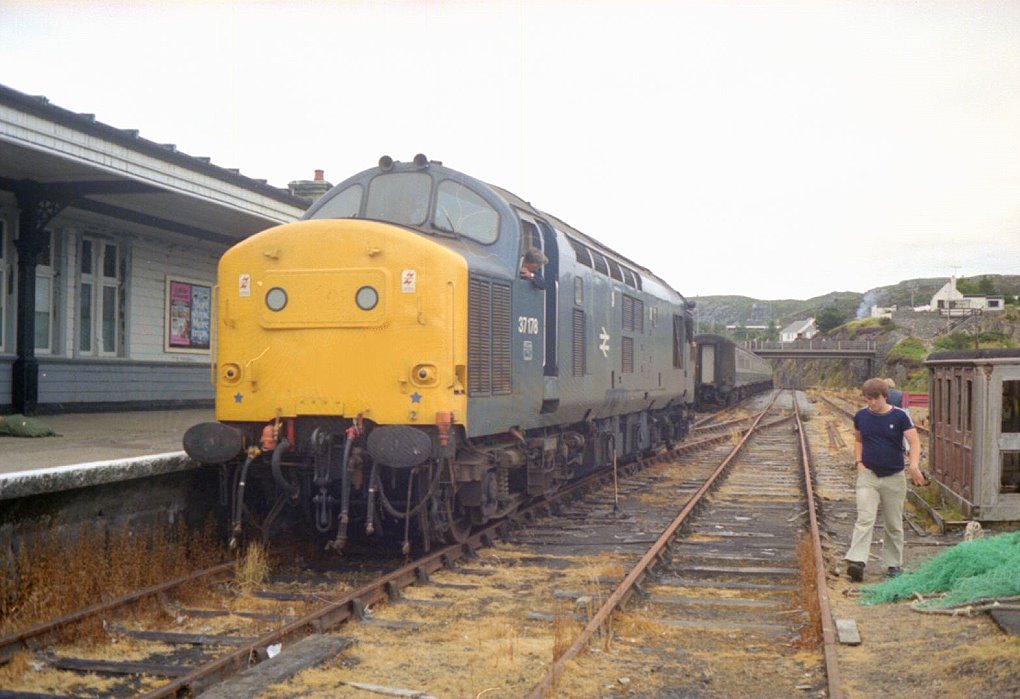 Class 37 178 beim Umsetzen im Endbahnhof Kyle of Lochalsh, 07.08.1983.