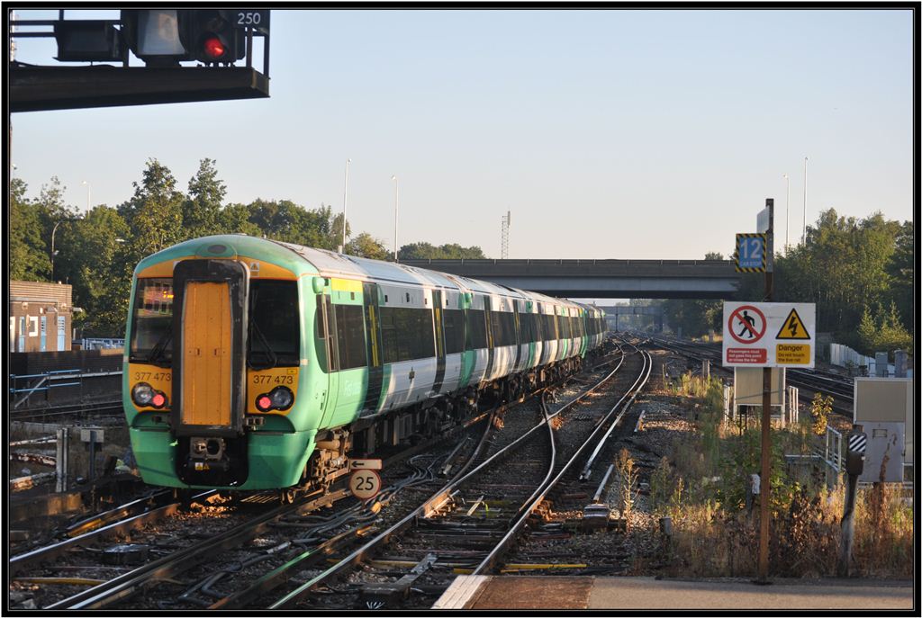 Class 377 473 von Southern Railway verlsst Gatwick Airport. (09.09.2012)