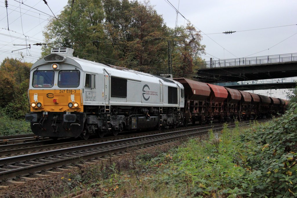 Class 66 247 038-3 mit einem Schotterzug am 26.10.2012 in Oberhausen Osterfeld.