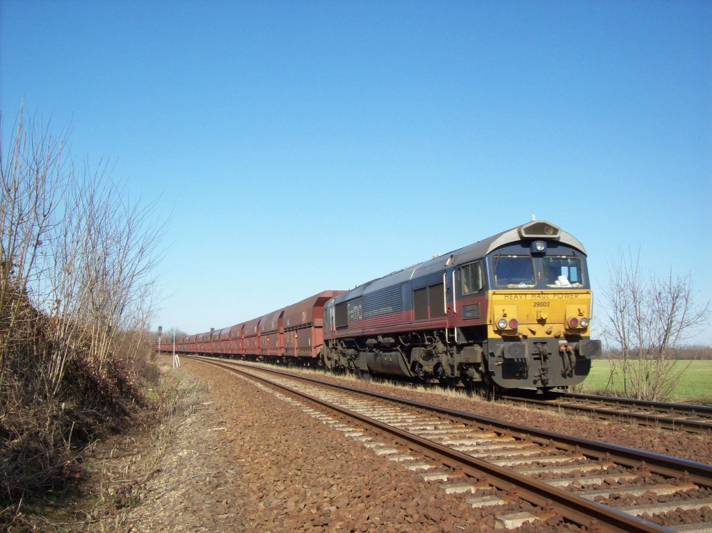 Class 66 29003 der Heavy Haul Power als Schublok mit dem Kohlependel Profen - Chemnitz / Kchwald hier kurz nach dem Hp Grodalzig 22.03.2010