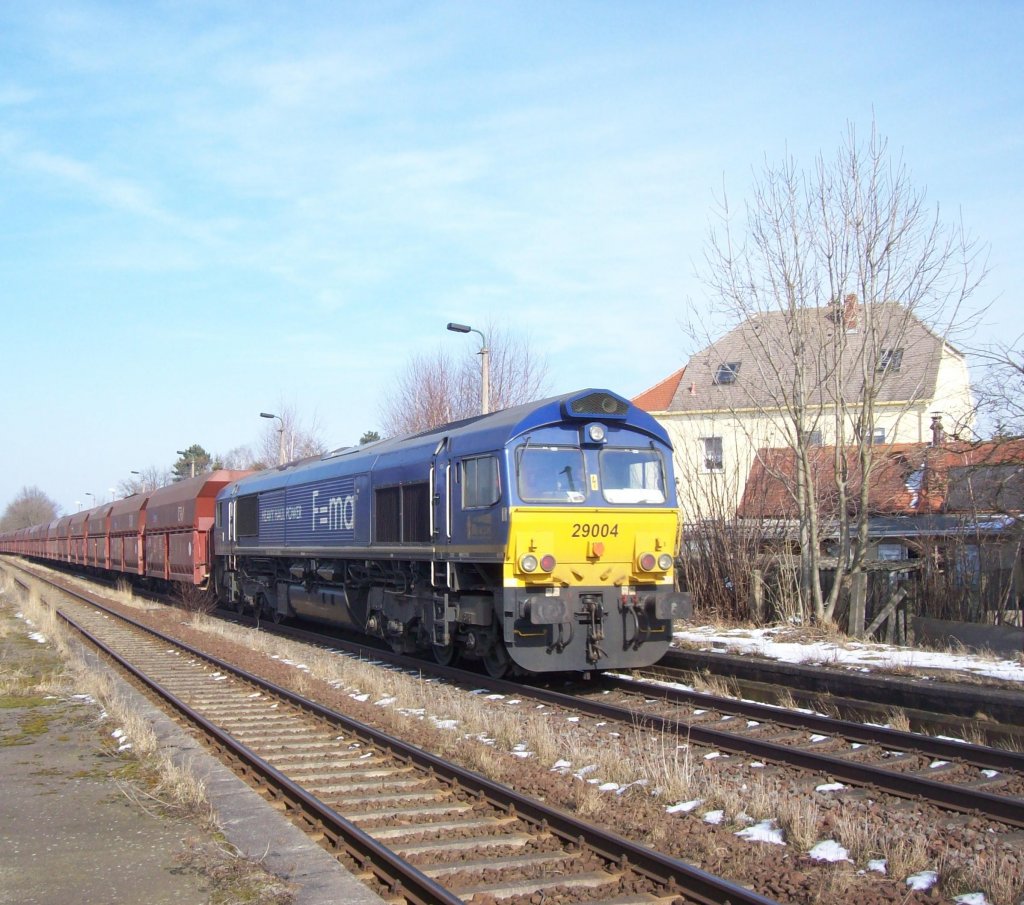 Class 66 29004 der Heavy Haul Power als Schublok mit dem Kohlependel Profen - Chemnitz / Kchwald hier am Hp Grodalzig 10.03.2010