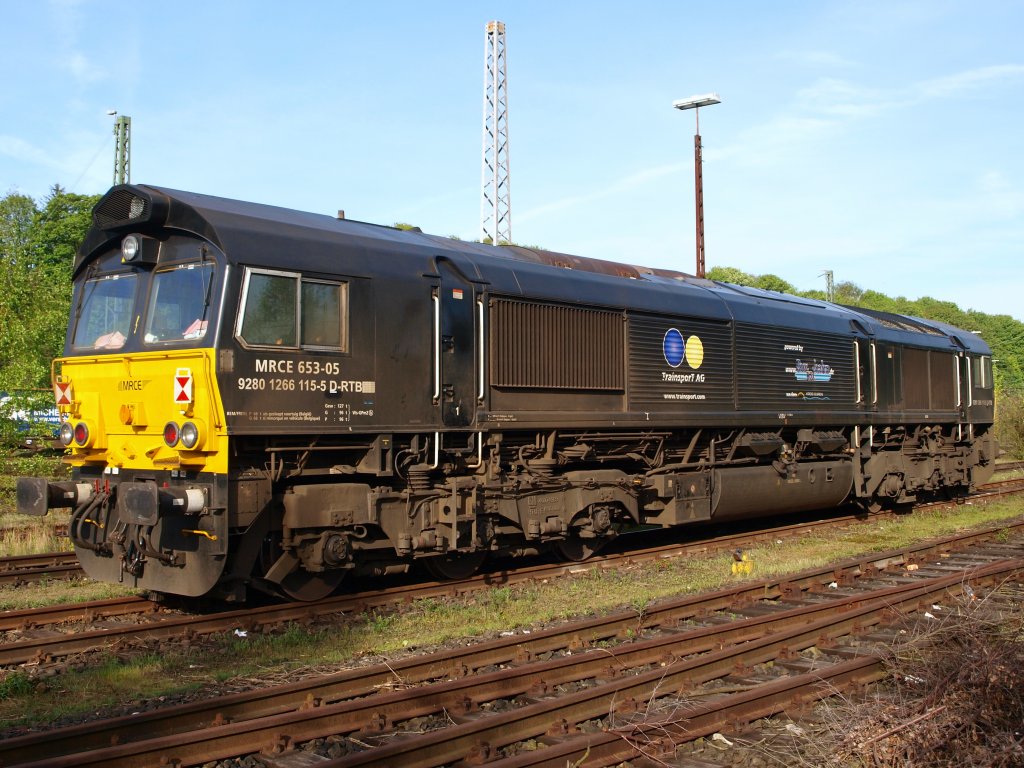 Class 66, 653-05 der Mitsui Rail Capital Europe (MRCE), vermietet an die Rurtalbahn GmbH, steht am 05.05.2010 in Aachen West. 