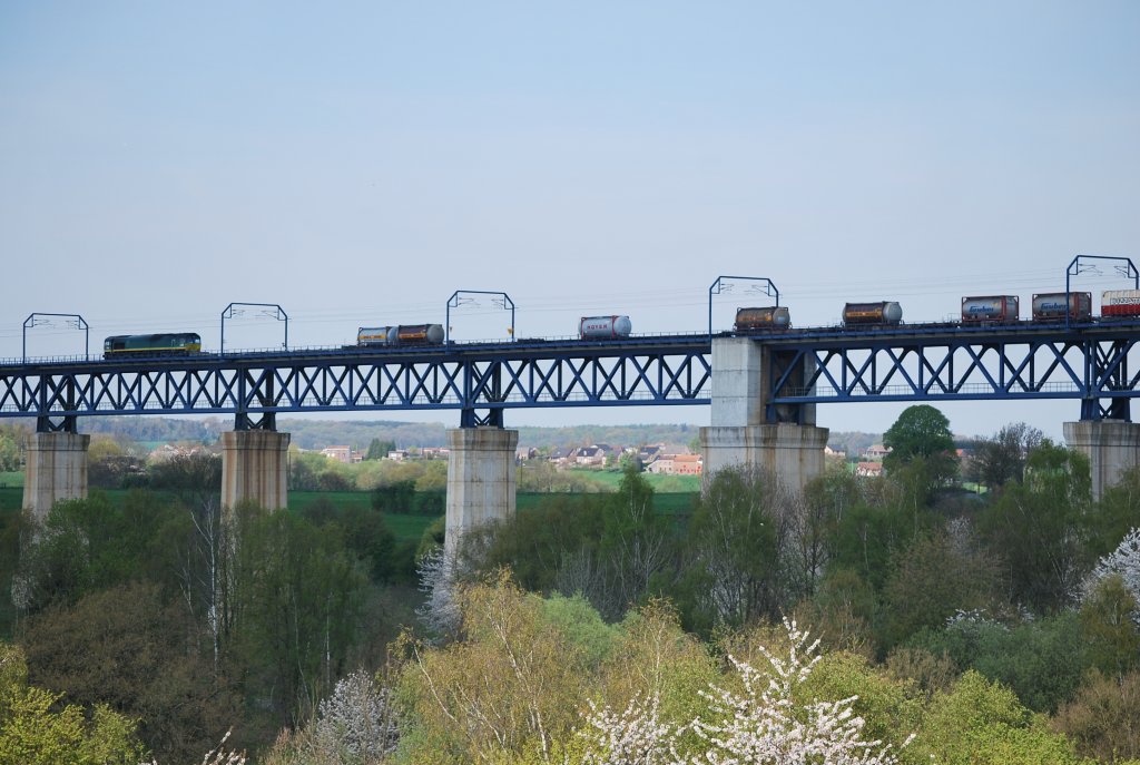 Class 66 und Container-Zug in Richtung Montzen auf der Moresneter Brcke (15. April 2011)