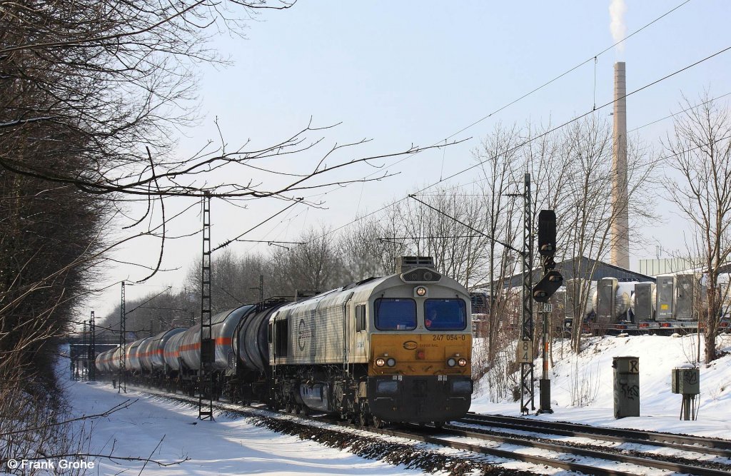 Class 66 DB 247 054-0 vor Kesselzug Richtung Mhldorf, KBS 940 Mnchen - Mhldorf, fotografiert in Mnchen Ost am 14.02.2013