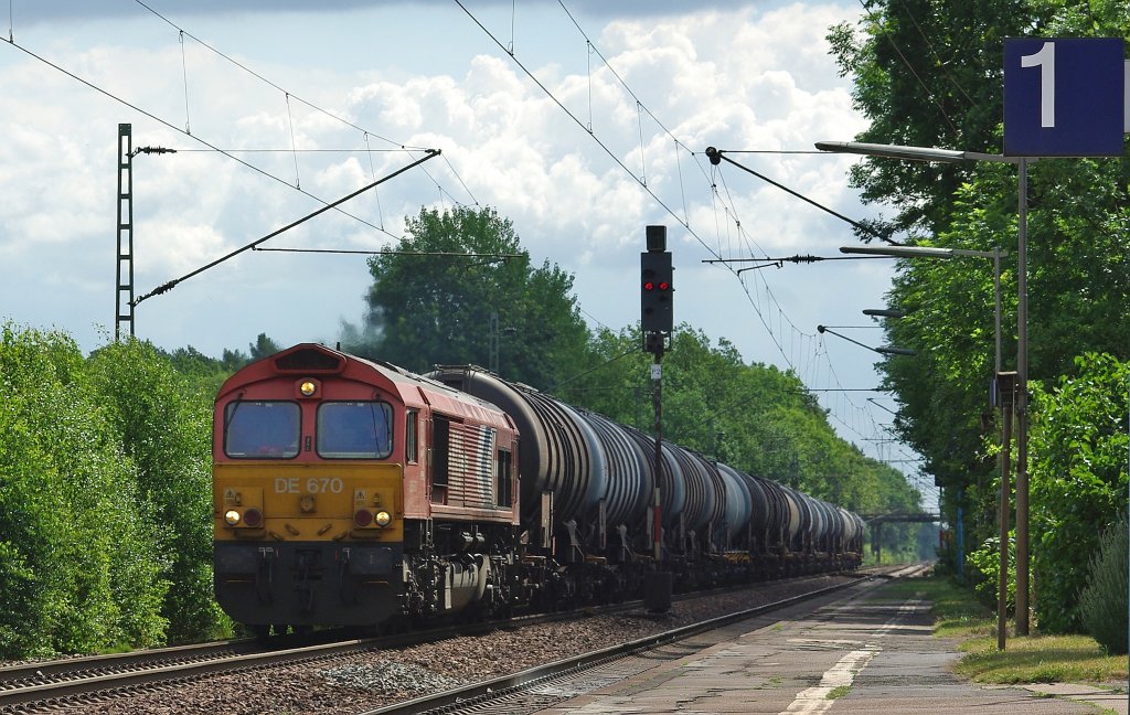 Class 66 DE 670 der HGK schleppt ihren Kesselwagenzug in Richtung Norden. Aufgenommen am 06.07.2010 in Radbruch.