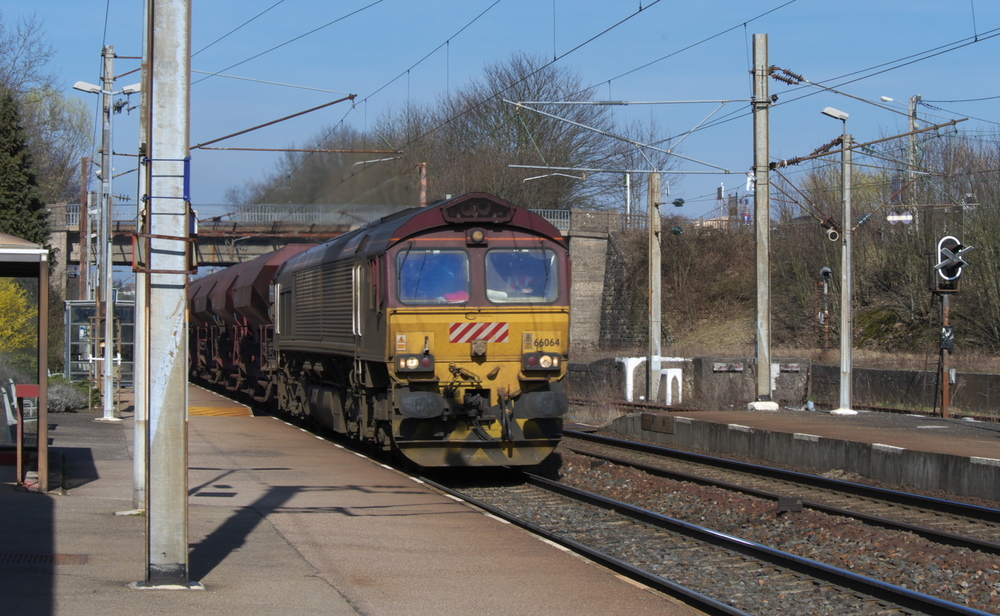 Class 66 ECR 66064 durch St. Avold am 24 Mrz 2011 aus Richtung Forbach.