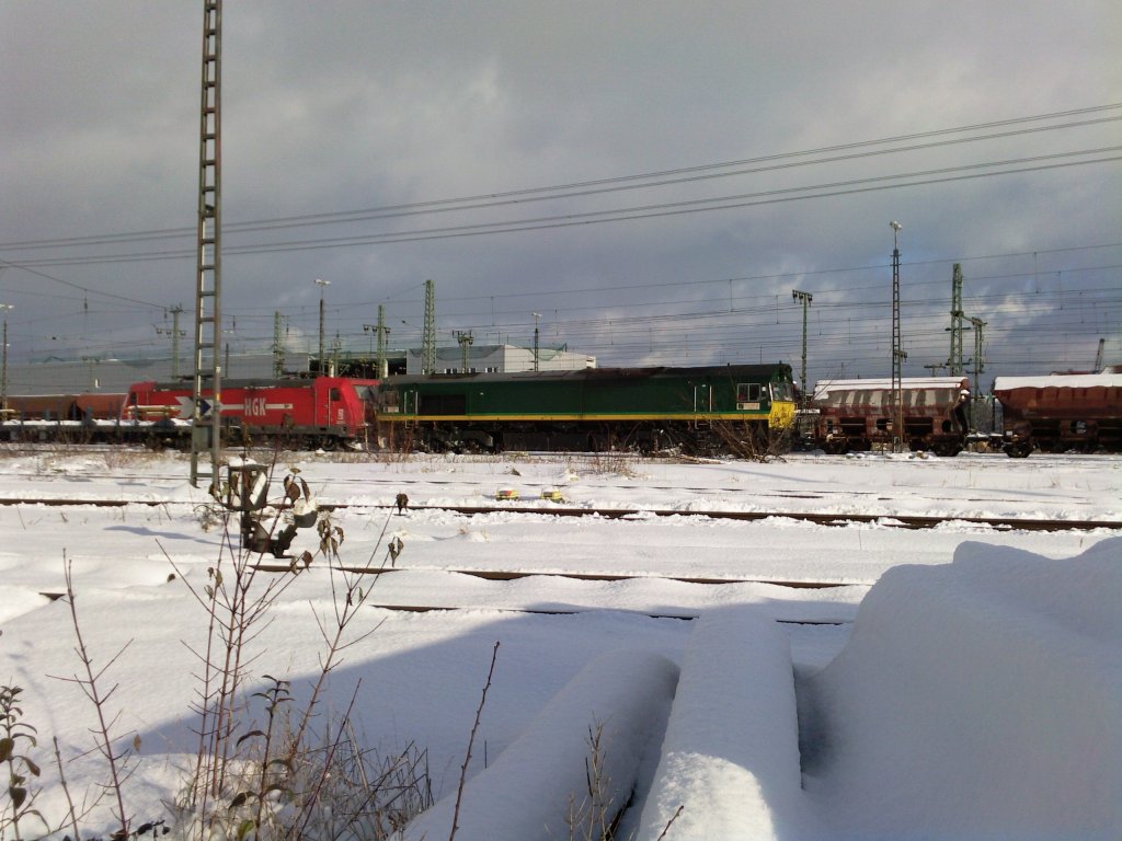 Class 66 der HGK mit einer Br 185 im Schlepptau im Rbf. Fulda
(08.10.10)
