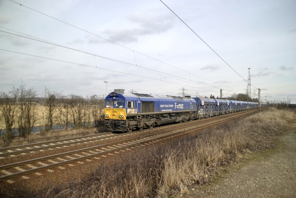 Class 66 mit Bauzug durch Ahlten am 22.02.2012.