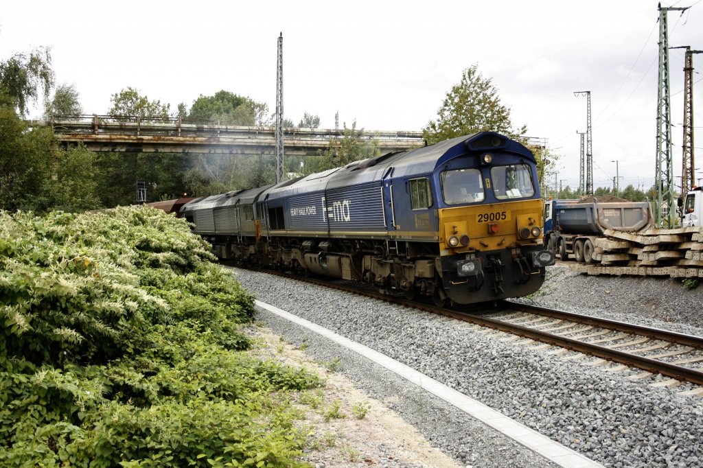 Class66, 29005 & 29006, nun mit dem Leerzug kommend vom Heiztkraftwerk Chemnitz-Nord, biegt in das Gleisfeld des Chemnitzer Hbf.,18.09.2010.