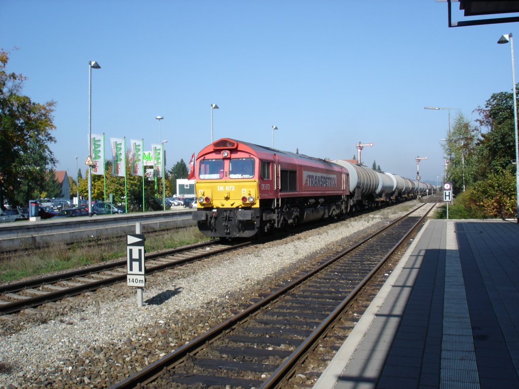Class66  DE 672 der HGK mit einem �l-Gag im Bahnhof Illertissen,am 12.10.2005