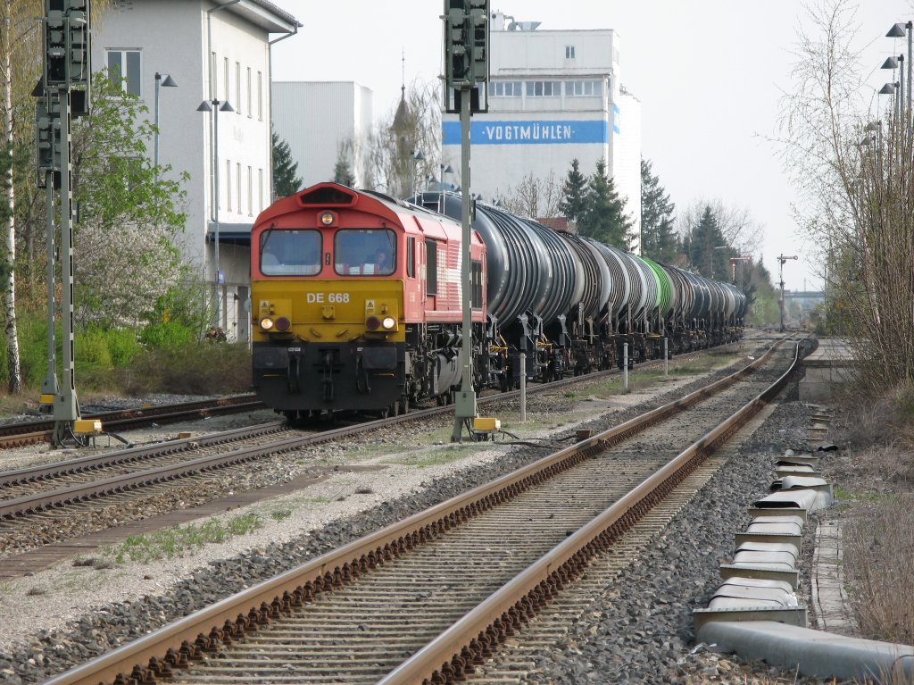 Class66  DE668 der HGK wartet in Illertissen auf den Gegenzug,am 23.4.2010