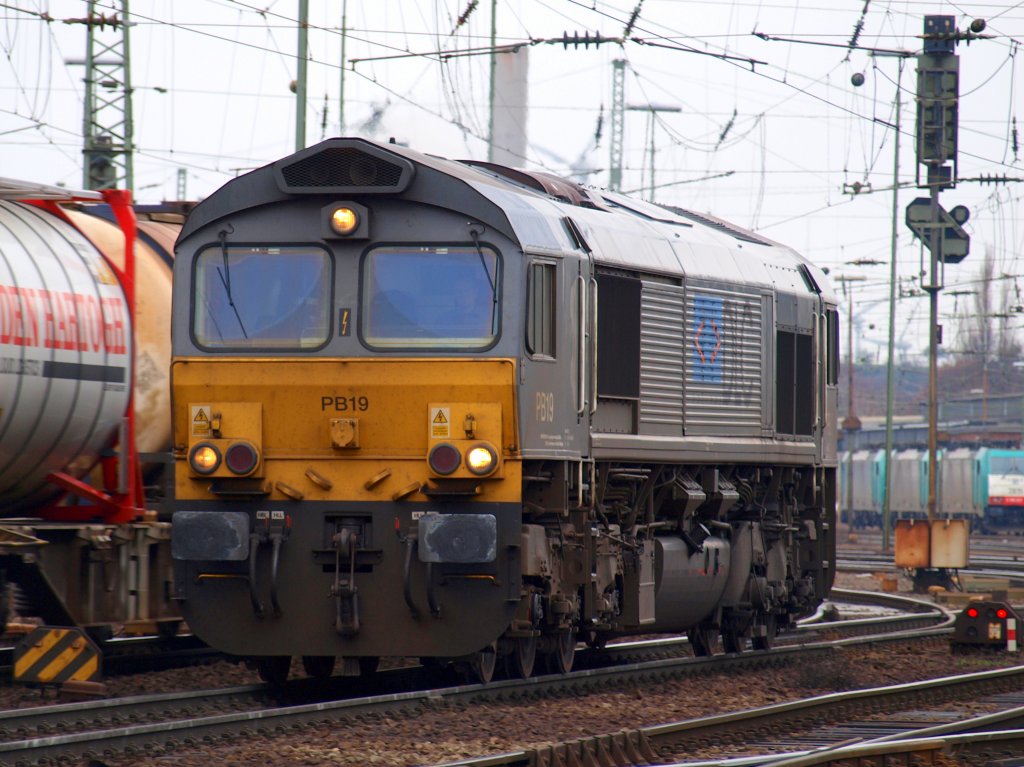 Class66 PB19 von der DLC am 05.02.2010 bei der Ausfahrt aus Aachen West auf dem Weg nach Belgien