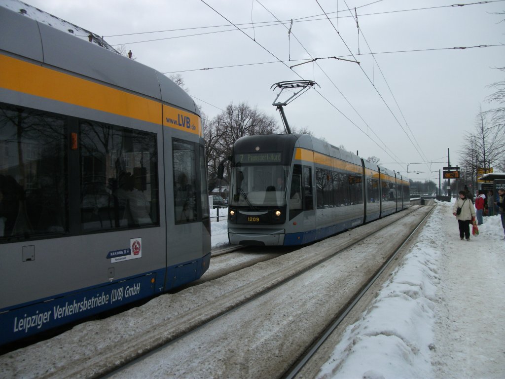 ClassikXXL-Stau. Triebwagen 1219 auf der Linie 15 nach Meusdorf und 1209 auf der Linie 7 nach Paunsdorf-Nord. 27.12.10