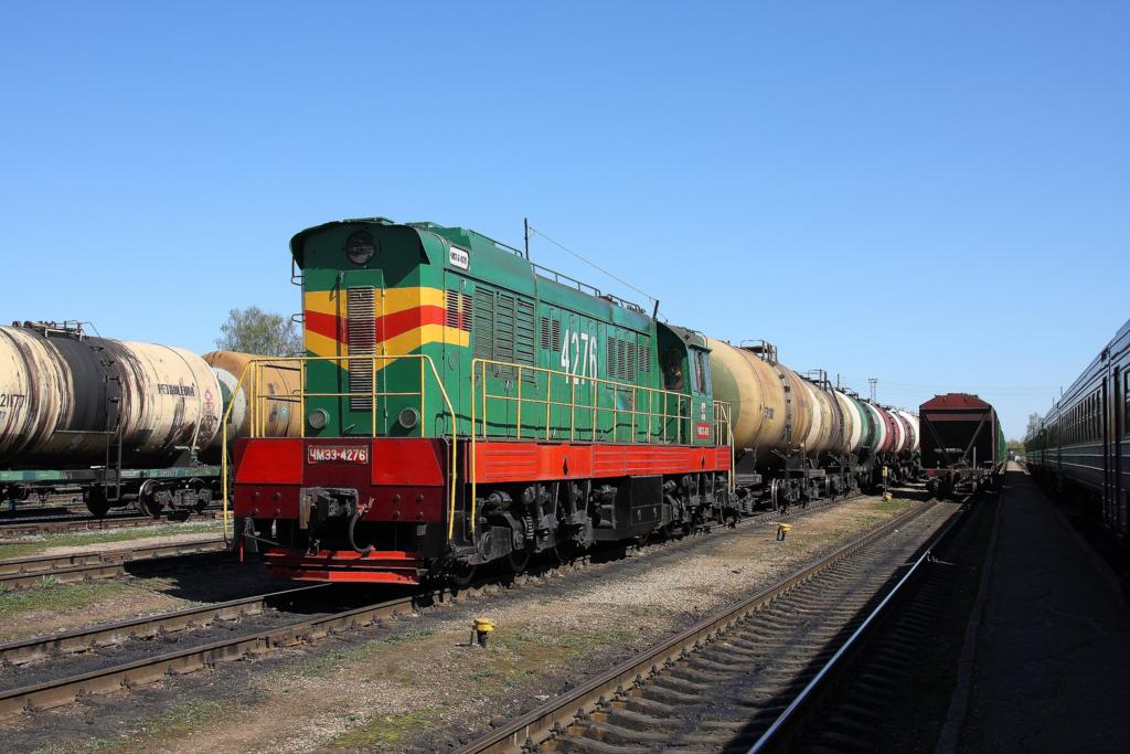 CM33 - 4276 lautet die Nummer der in CKD Zeiten (Tschechoslovakei)her-
gestellten sechsachsigen Diesellok. Sie verrichtete hieram 1.5.2012 Rangierdienst
im lettischen Bahnhof Rekzene.