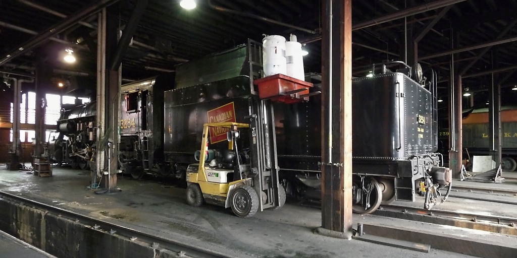 CN 3254 im Rundlokschuppen in  Steamtown  Scranton, PA (4.6.09).