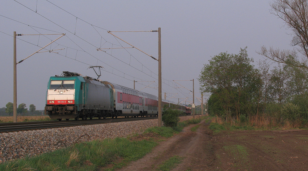 CNL 1246 aus Mnchen Ost mit 186 135-0 an der Spitze war fr Hannes glaube ich sein erstes groes Highlight. Gre zurck an den Tf! 29.04.2011