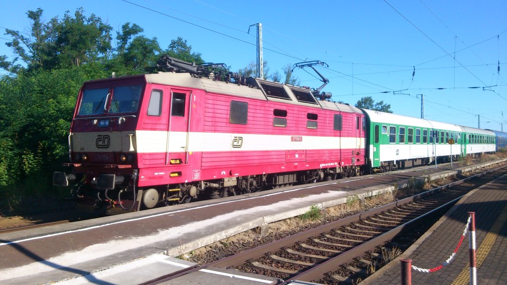 CNL 457 von Amsterdamm nach Prag mit 371 004-3 in Groenhain-Berliner Bf am 21.07.2013