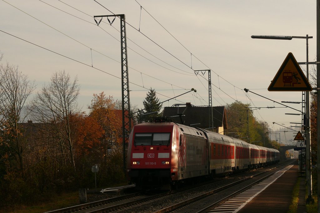 CNL 473 aus Kopenhagen in Richtung Basel mit 101 110 in Freiburg St.Georgen. 9.11.12