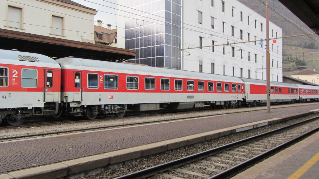CNL-Wagen der DB am 24.3.2012 in Bolzano/Bozen auf Gleis 1 whrend Rangierarbeiten.