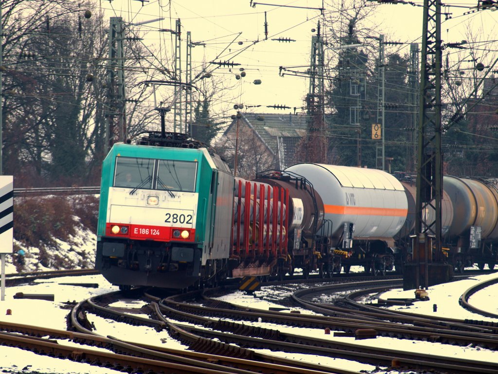 Cobra 186 124 zieht am 03.02.2010 einen gemischten Gterzug von Gremberg kommend in den Aachener Westbahnhof. Die Lok wird gleich an das Zugende gekoppelt und fhrt dann ber die Montzenroute weiter nach Belgien.