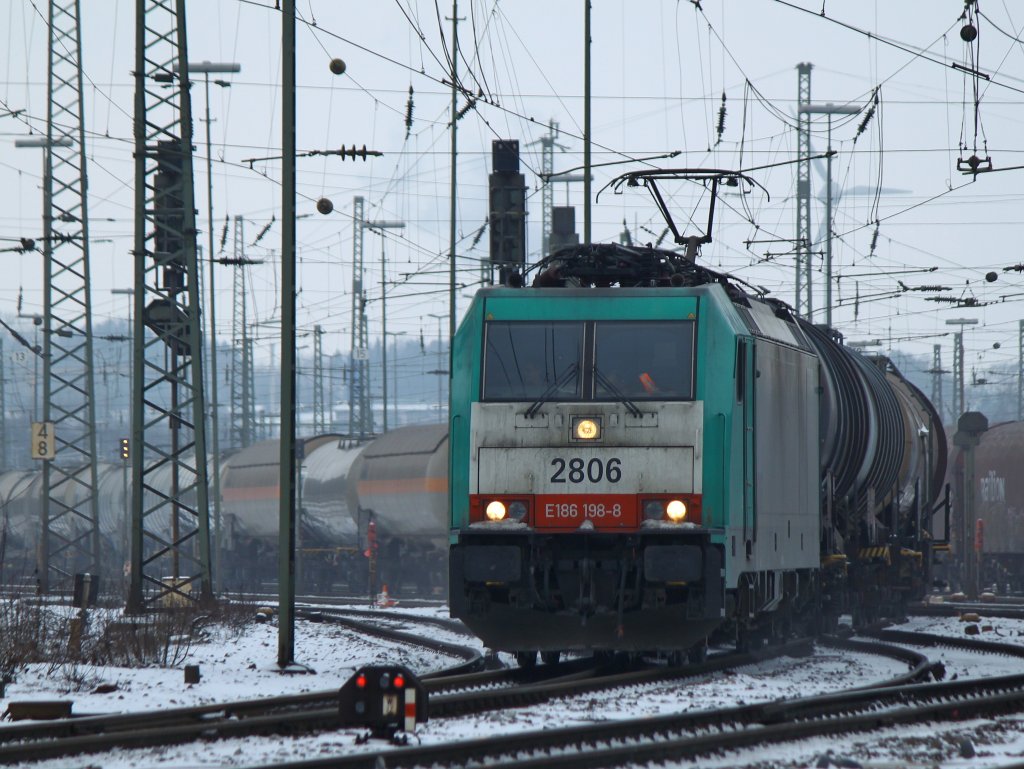 Cobra 186 198-8 (2806) nimmt am 18.01.2013 mit einem langen Kesselzug am Haken in Aachen West Anlauf um die Rampe zum Gemmenicher Tunnel nach Belgien zu meistern.