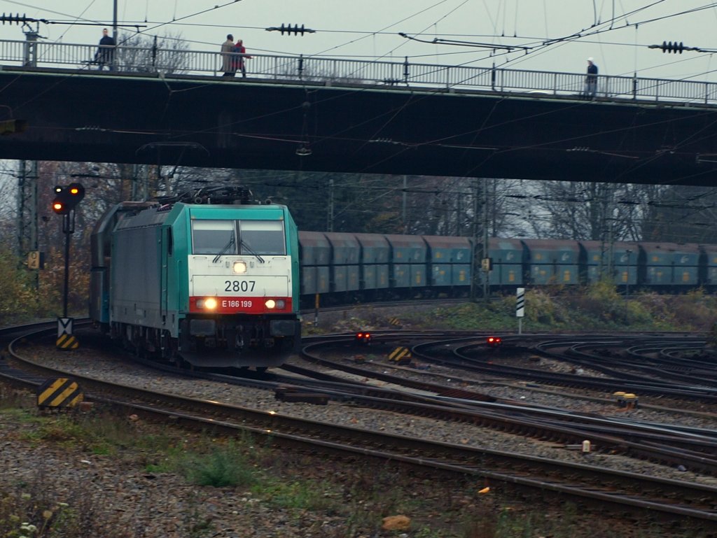Cobra 186 199 kommt die letzten Meter der Montzenroute die Rampe vom Gemmenicher Tunnel nach Aachen West.