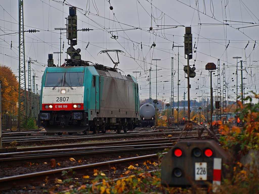 Cobra 186 199 rangiert am 03.11.2010 in Aachen West. Rechts im Bild sieht man die Arbeiten an Gleis 24, einen Atlas 2Wegebagger von Eiffage Rail und 212 240-6 von EFW mit einem Schotterzug. 