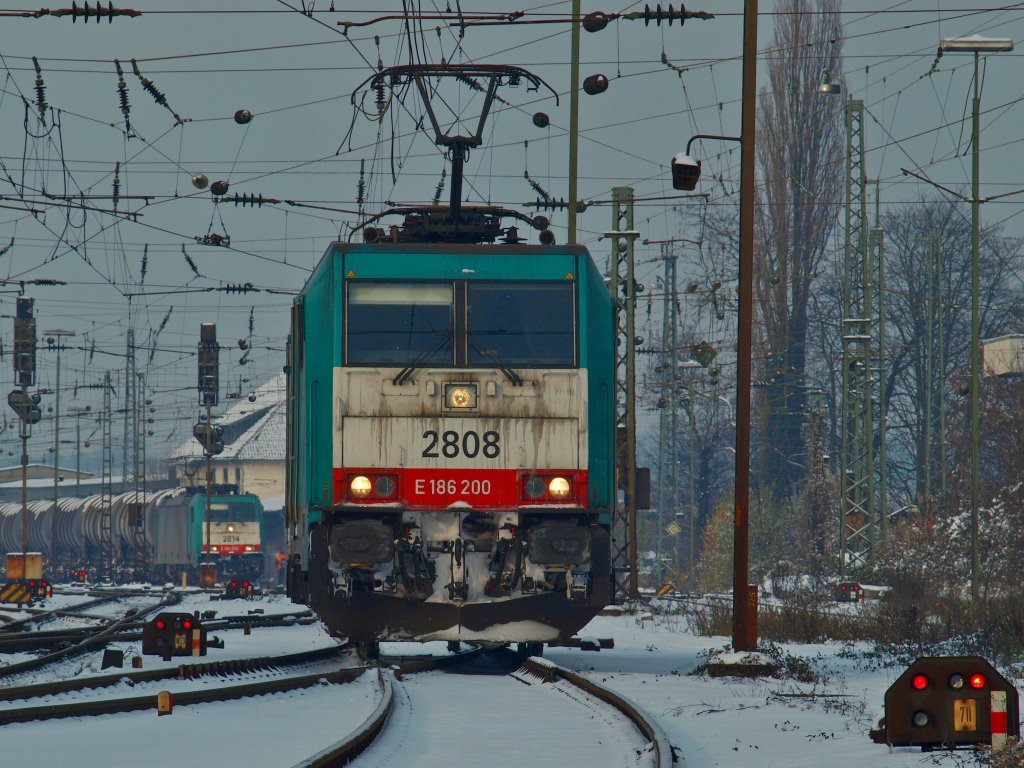 Cobra 186 200 (2808) rangiert am 02.12.2010 in Aachen West. Im Hintergrund wartet Cobra 186 206 (2814) mit einem Kesselzug auf Abfahrt Richtng Belgien.
