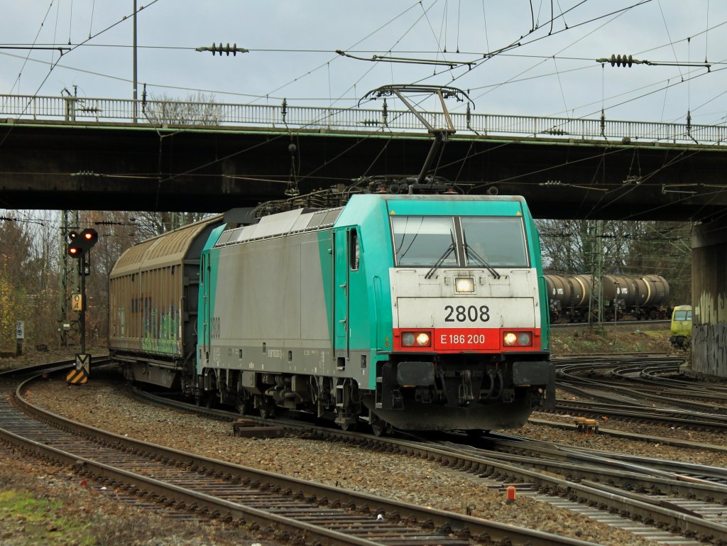 Cobra 186 200 (2808) rollt am 15.12.2011 mit einem gemischten Gterzug von Belgien kommend die letzten Meter der Rampe vom Gemmenicher Tunnel in Aachen West ein.