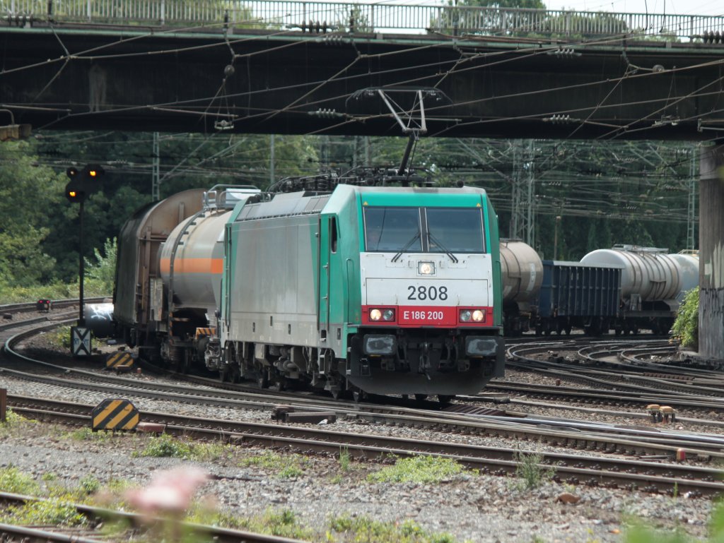 Cobra 186 200 (2808) zieht am 16.07.2011 einen gemischten Gterzug von Gremberg kommend unter der Brcke Turmstrasse in Aachen West ein. Hier wird dann Kopf gemacht und der Zug ber die Montzenroute nach Belgien gezogen.