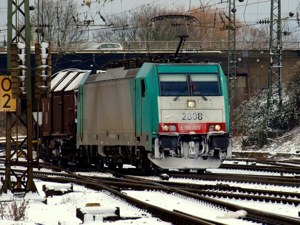 Cobra 186 200 kommt am 30.01.2010 mit einem weien Ltzchen von Gremberg in Aachen West eingefahren. Die Lok koppelt gleich an das Zugende und fhrt dann weiter ber die Montzenroute nach Belgien.