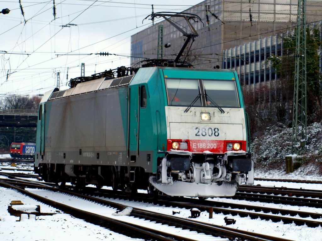 Cobra 186 200 rangiert am 30.01.2010 in Aachen West. Die Lok ist kurz vorher mit einem Gterzug von Gremberg gekommen, koppelt nun an das Zugende und fhrt dann weiter ber die Montzenroute nach Belgien.