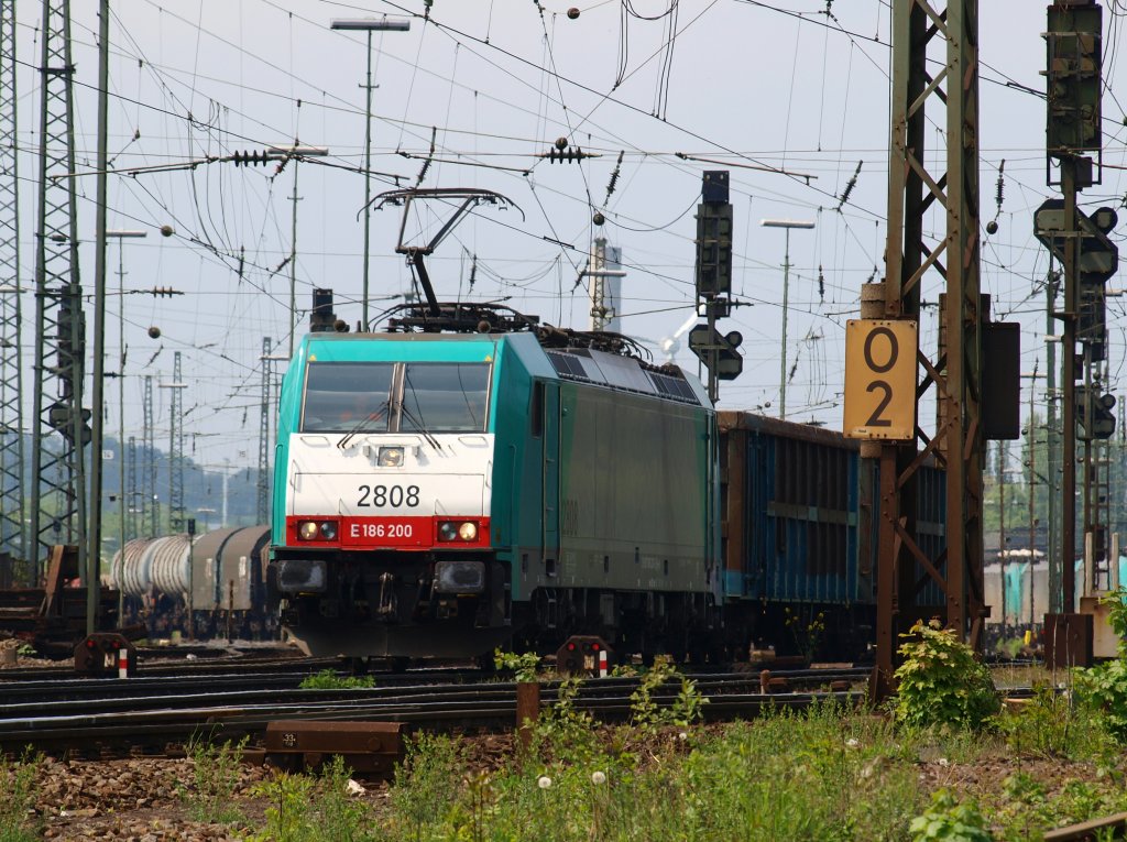 Cobra 186 200 zieht am 08.05.2010 einen gemischten G�terzug aus Aachen West �ber die Montzenlinie nach Belgien.