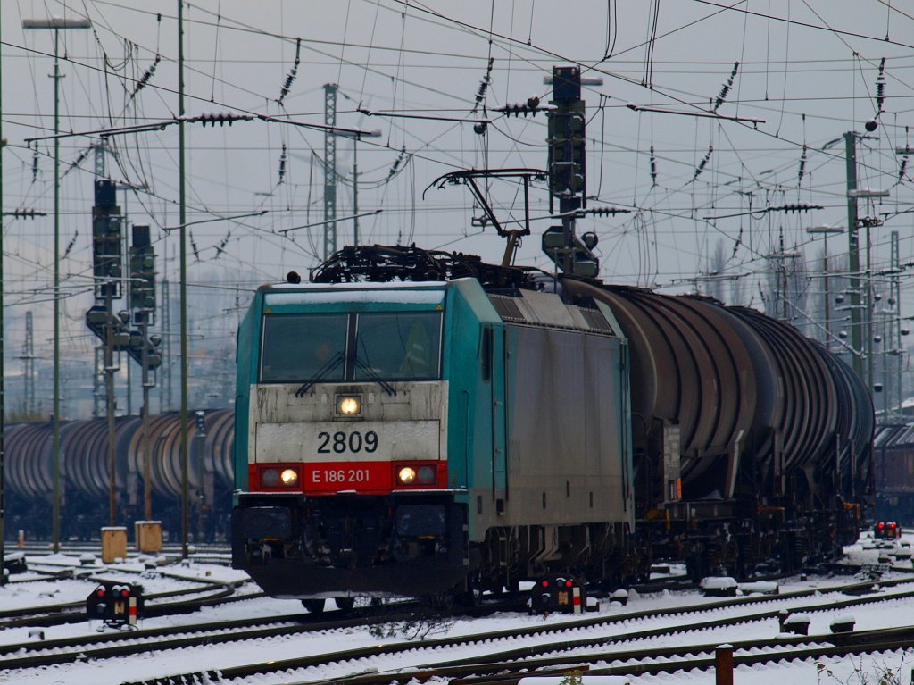 Cobra 186 201 (2809) zieht am 30.11.2010 einen Kesselzug aus Aachen West nach Belgien.
