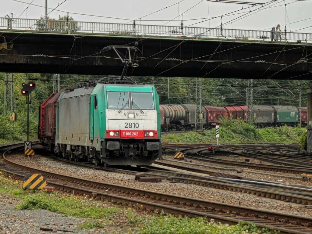 Cobra 186 202 (2810) am 09.09.2011 mit einem gemischten Gterzug von Belgien ber die Montzerote kommend bei der Einfahrt in Aachen West.