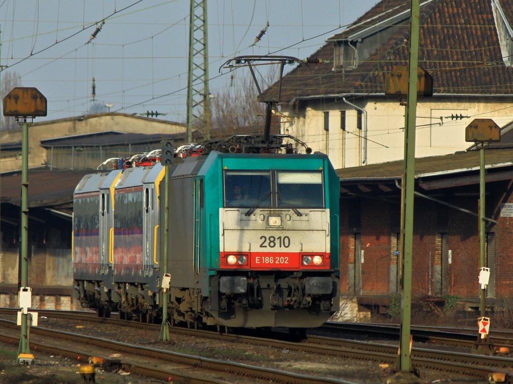 Cobra 186 202 (2810) steht am 17.01.2012 mit zwei belgischen Siemens EuroSprinter (1857 und 1837) am Haken in Aachen West um die beiden Loks kurze Zeit spter nach Belgien zu schleppen.