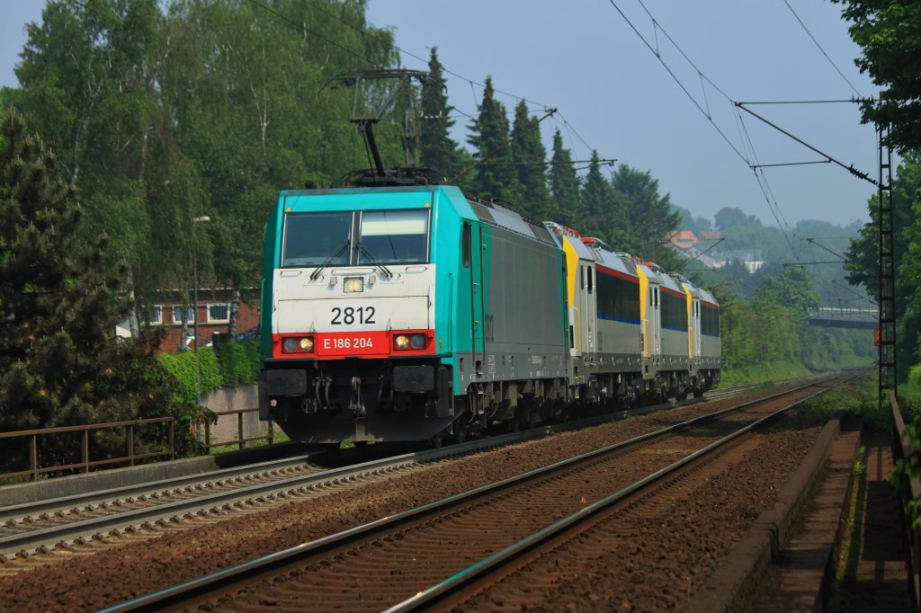 Cobra 186 204 (2816) am 23.05.2012 mit drei neuen belgischen Siemens Eurosprinter am Haken (1877, 1889 und 1861) auf der Rampe der Montzenroute von Aachen West nach Belgien. 